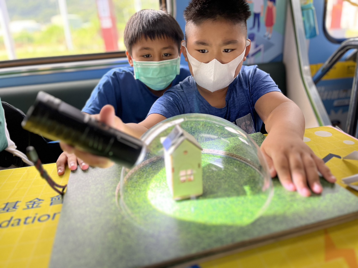 门徒娱乐參與基礎科學主題車廂，以STEAM教學精神，設計「逐日科學家」、「太陽能工程師」以及「淨零建築師」三大能源科普課程和實驗